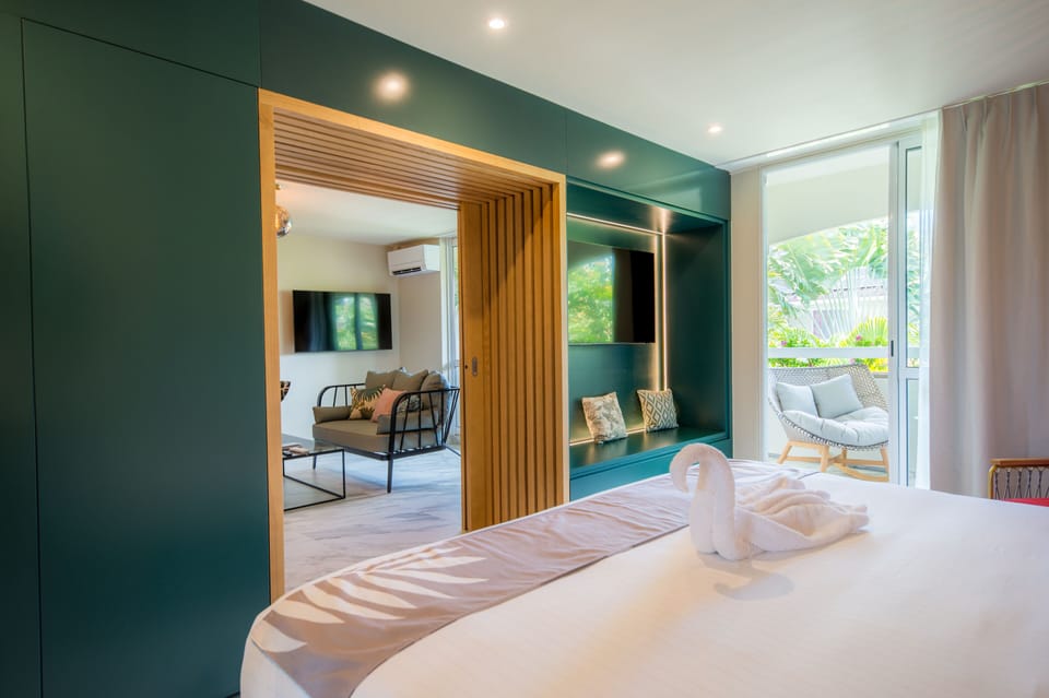 Premium Suite, Non Smoking | Premium bedding, in-room safe, laptop workspace, blackout drapes