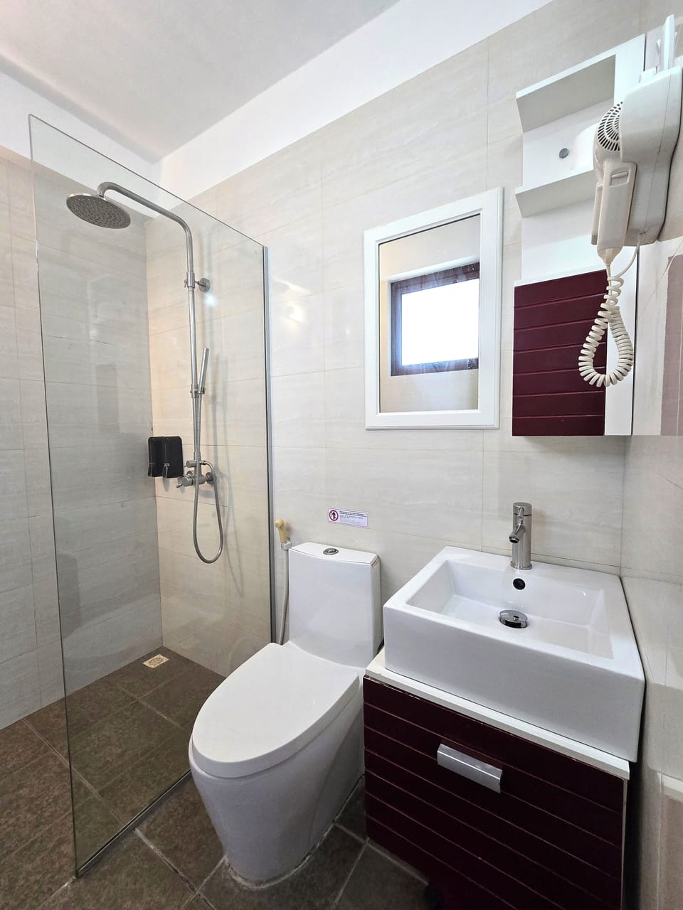 Superior Double Room | Bathroom | Shower, free toiletries, hair dryer, towels