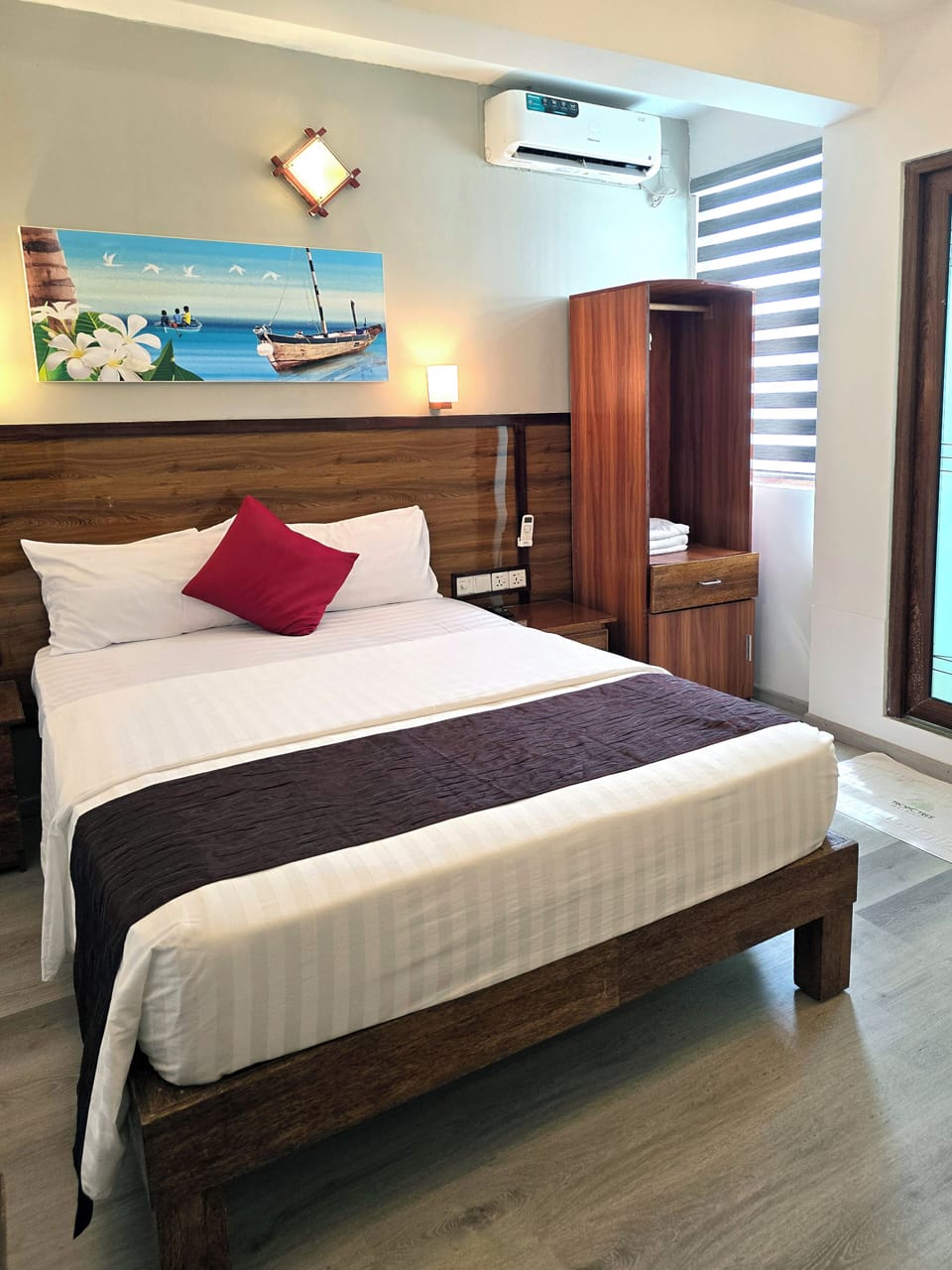 Deluxe Triple Room | Bathroom | Shower, free toiletries, hair dryer, towels