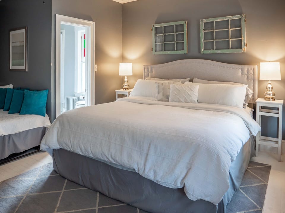 Delaware Room, 2nd Floor, 1 King Bed, 1 Daybed, and 1 Trundle Bed, Non Smoking, Private Bathroom | Individually decorated, individually furnished, free WiFi, bed sheets