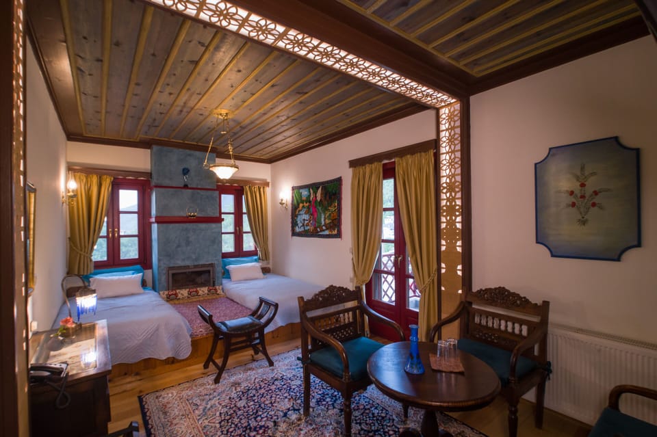 Twin Room, Fireplace | Individually decorated, individually furnished, iron/ironing board
