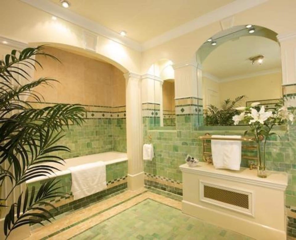Suite with Seaview | Bathroom | Free toiletries, hair dryer, towels