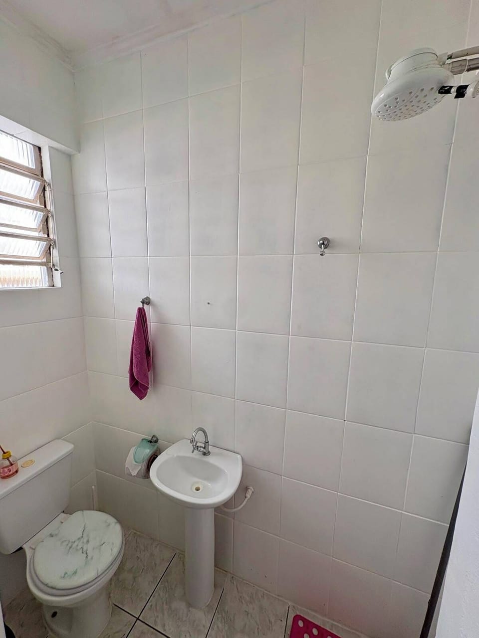 Cama em dormitorio feminino com 8 camas e ventilador | Bathroom | Shower