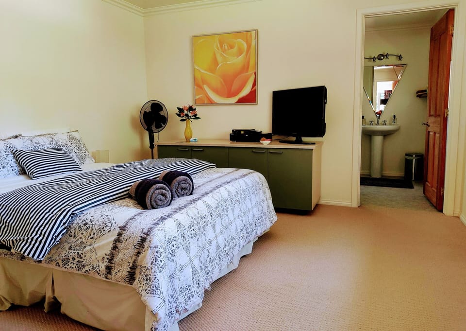 1 bedroom, laptop workspace, WiFi (free), bed sheets