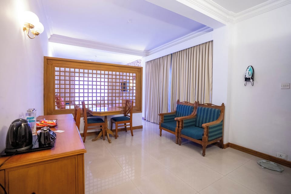 Executive Deluxe Room | 1 bedroom, premium bedding, minibar, in-room safe