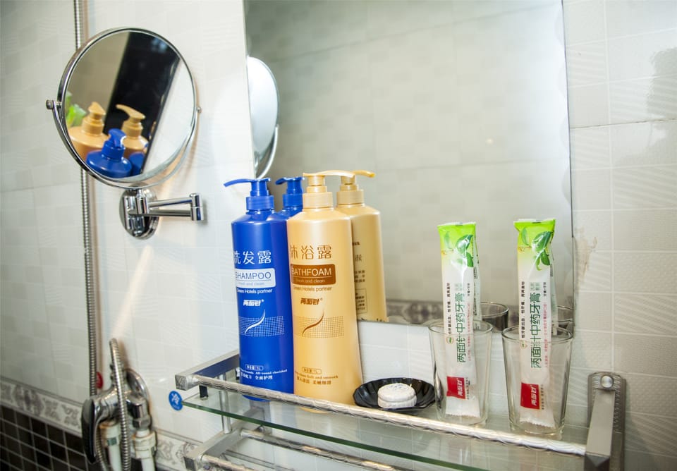 Shower, hydromassage showerhead, free toiletries, hair dryer