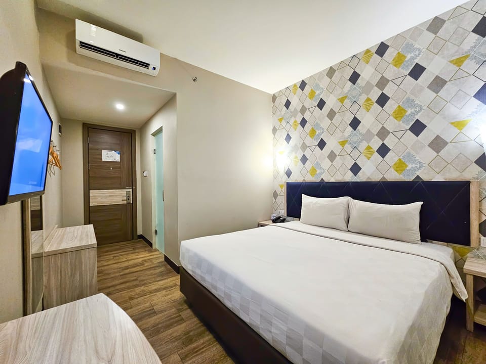 Business Double Room | In-room safe, soundproofing, free WiFi, bed sheets
