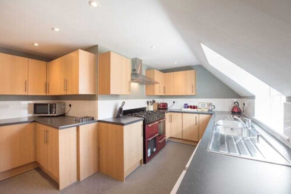 Deluxe Suite, 2 Bedrooms | Premium bedding, desk, iron/ironing board, free WiFi