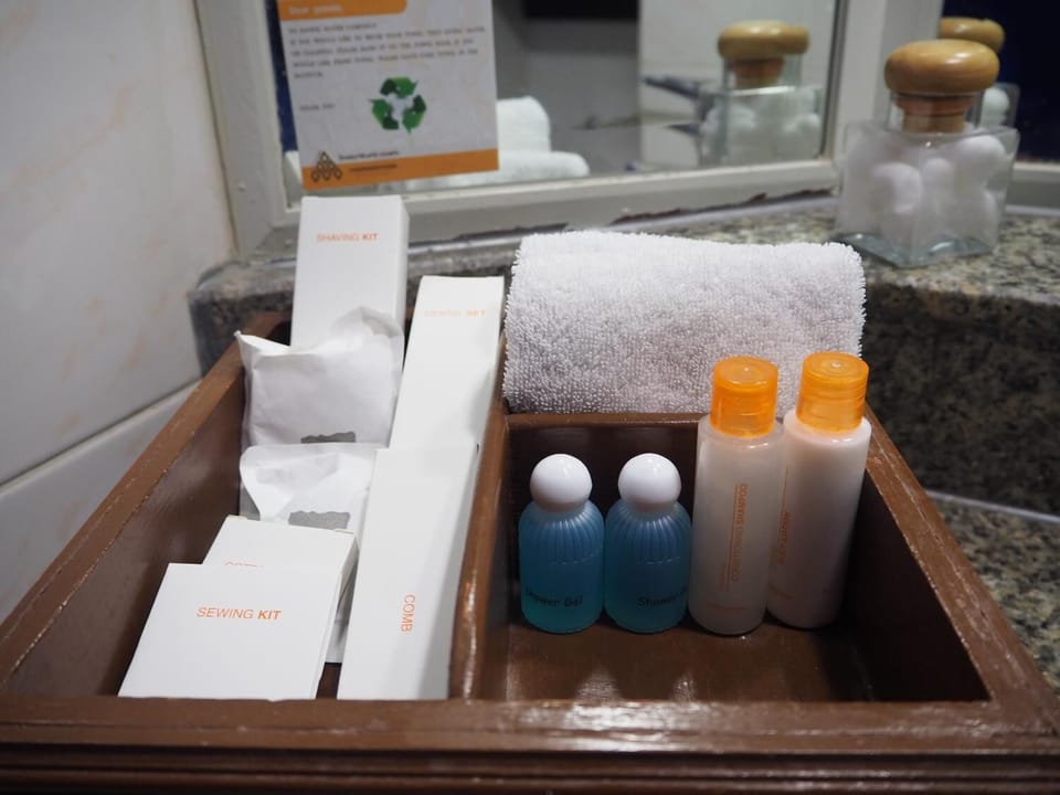 Combined shower/tub, deep soaking tub, designer toiletries, hair dryer