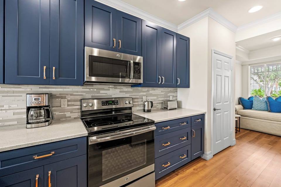 Deluxe Condo, 2 Bedrooms, Golf View, Lakeside | Private kitchen | Fridge, microwave, oven, stovetop