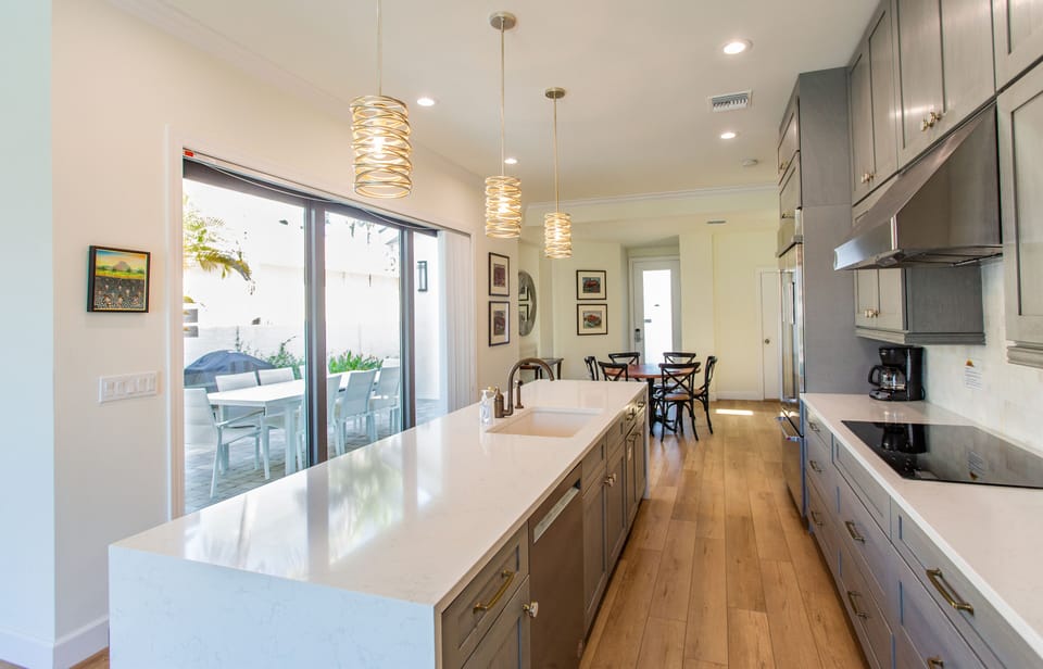 Luxury House, 5 Bedrooms, Pool View, Poolside | Private kitchen | Fridge, microwave, oven, stovetop