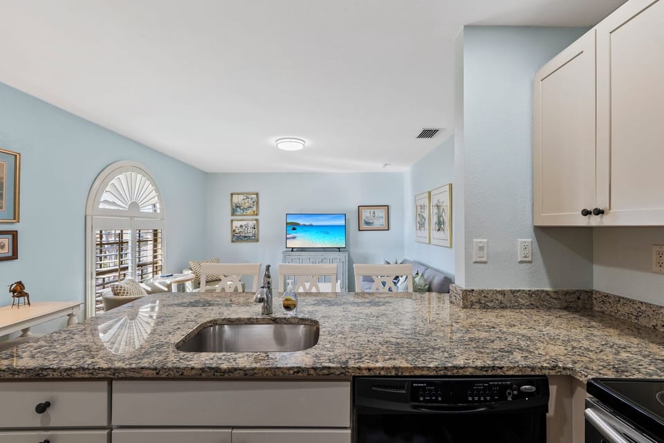 Luxury House, 1 Bedroom, City View, Executive Level | Private kitchenette | Fridge, microwave, oven, stovetop