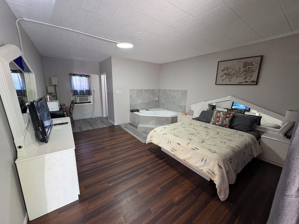 Romantic Room, 1 Bedroom | Individually decorated, individually furnished, desk, laptop workspace