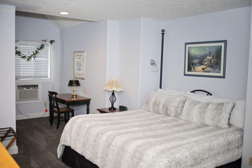 Luxury Suite, King Bed, Jetted Tub | Premium bedding, desk, iron/ironing board, free WiFi
