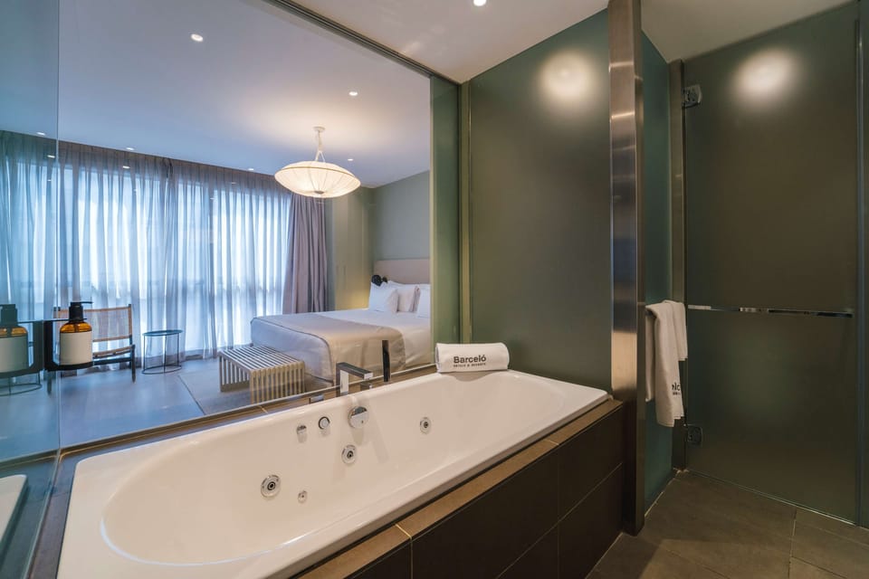 Shower, rainfall showerhead, free toiletries, hair dryer