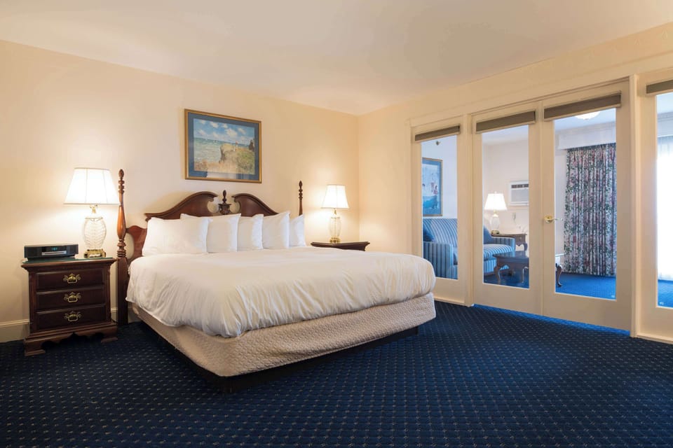King Suite - Mizzentop 4th Floor | Hypo-allergenic bedding, in-room safe, individually decorated