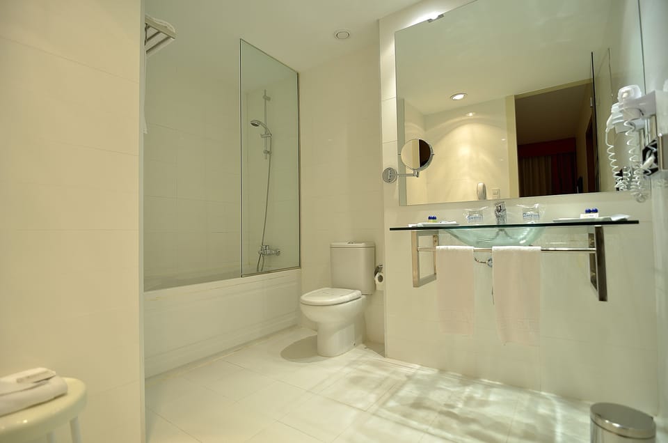 Combined shower/tub, deep soaking tub, free toiletries, hair dryer