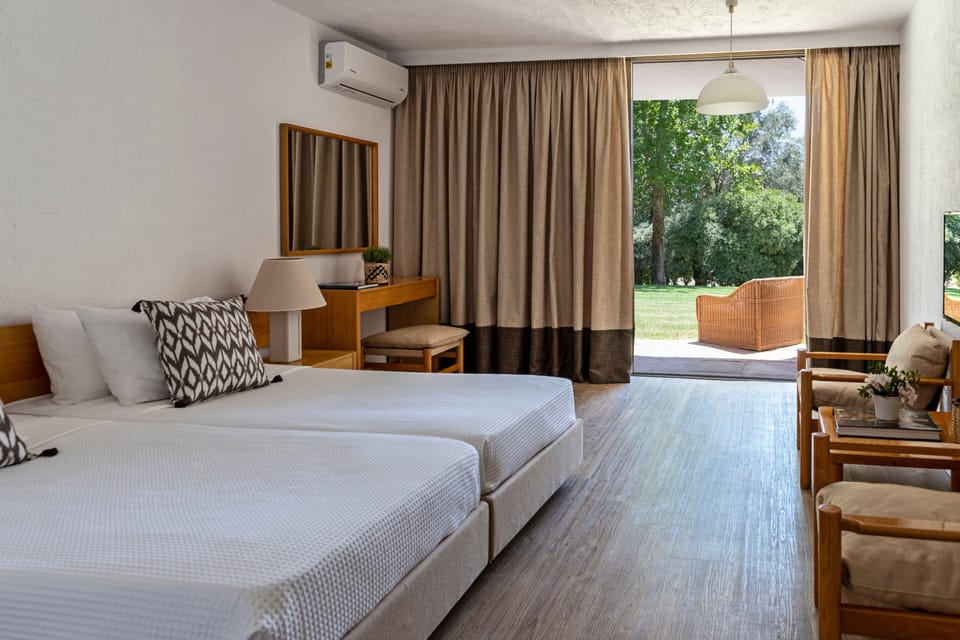 Classic Double Room | Hypo-allergenic bedding, in-room safe, desk, blackout drapes