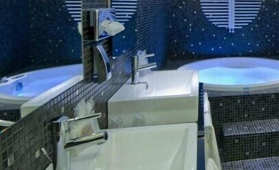 Jetted tub, free toiletries, hair dryer, slippers
