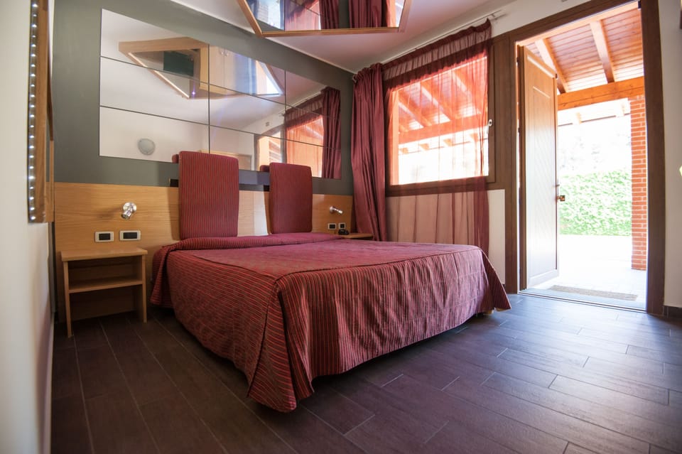Business Double or Twin Room | Premium bedding, minibar, in-room safe, desk