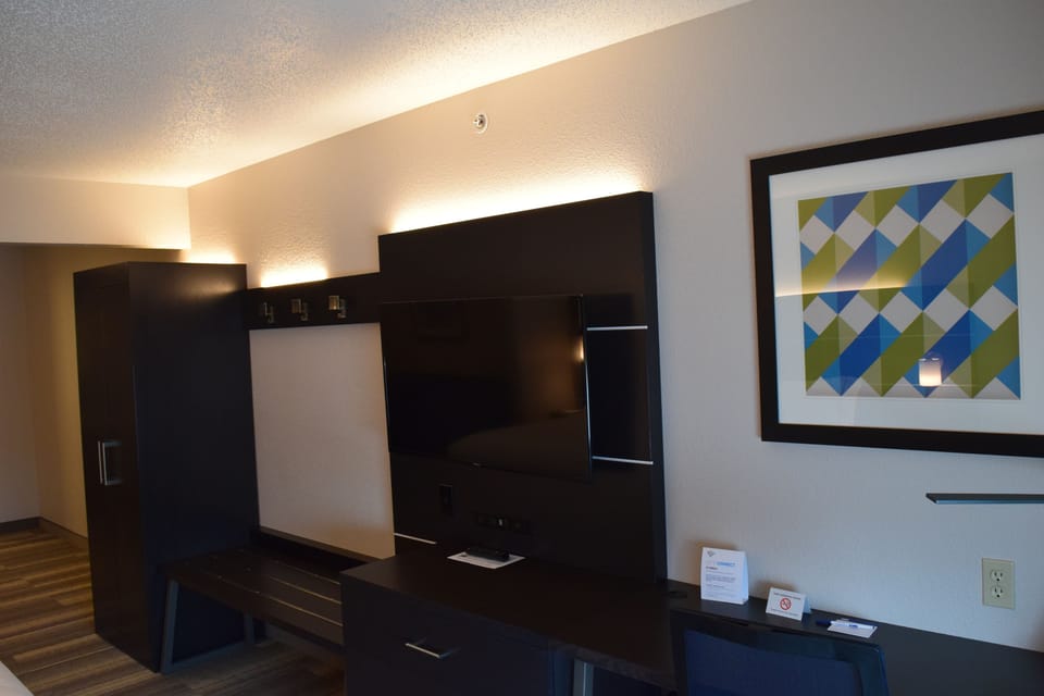 Suite, 1 King Bed with Sofa bed | Desk, laptop workspace, blackout drapes, iron/ironing board