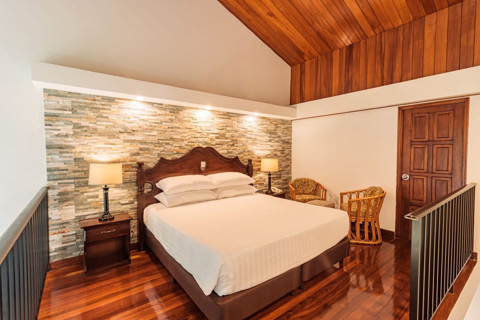 1 King Bed, 2 Level Room, Studio Suite | Egyptian cotton sheets, premium bedding, down comforters, desk