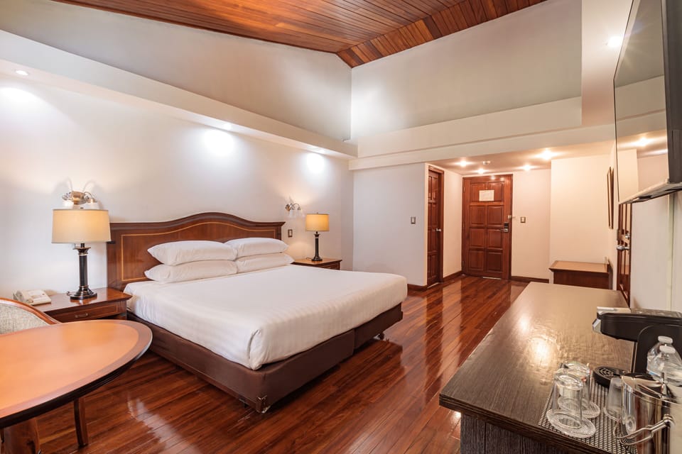 Standard Room, 1 King Bed, Non Smoking | Egyptian cotton sheets, premium bedding, down comforters, desk