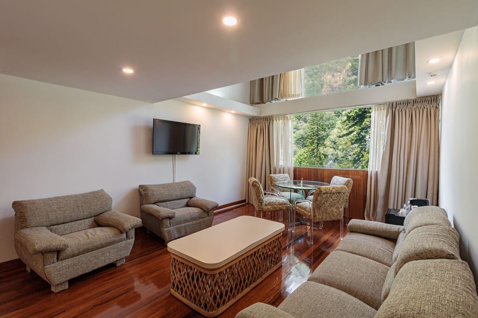1 King Bed, 2 Level Room, Studio Suite | Egyptian cotton sheets, premium bedding, down comforters, desk