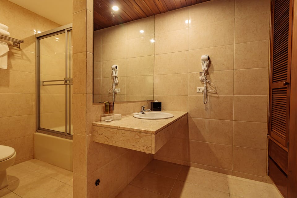 1 King Bed, 2 Level Room, Studio Suite | Bathroom | Shower, hair dryer (on request), towels