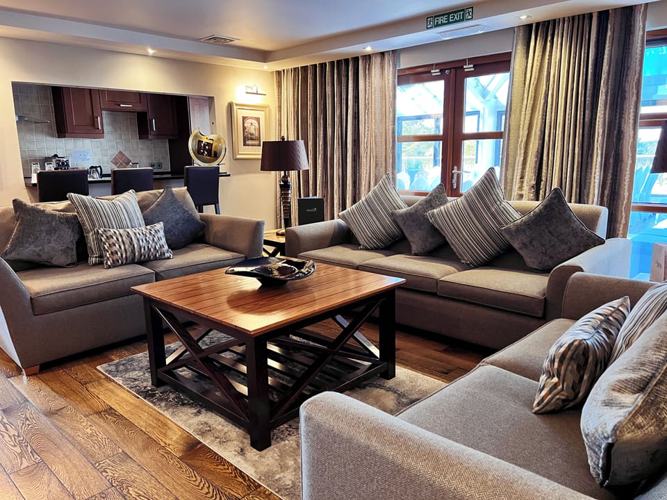 Premium Room | Living area | 42-inch flat-screen TV with digital channels, TV