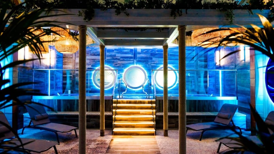 Couples treatment rooms, sauna, hot tub, steam room, body treatments