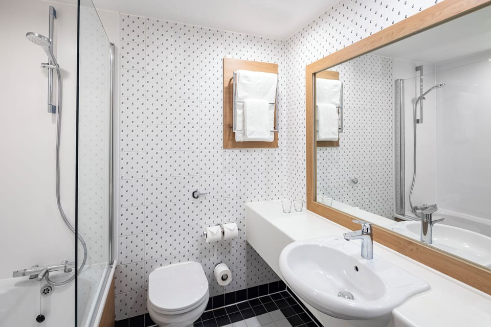 Premium Room | Bathroom | Bathtub, eco-friendly toiletries, hair dryer, towels