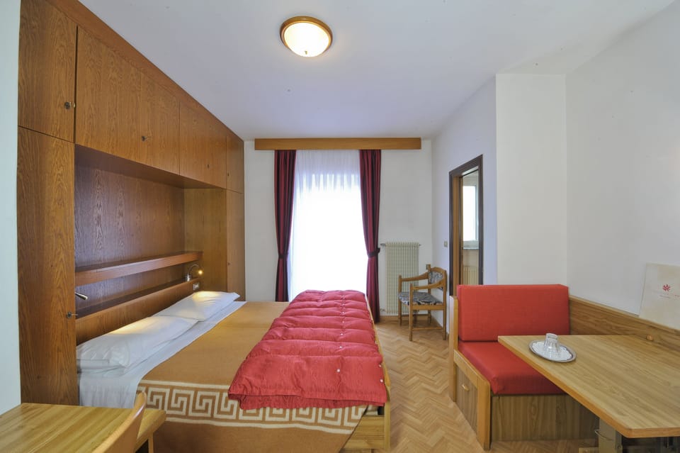 Comfort Double Room | Living area | 33-inch flat-screen TV with digital channels, TV