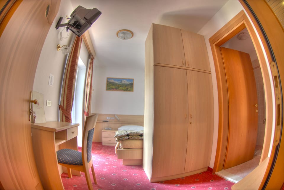 Standard Single Room | In-room safe, desk, WiFi (free)