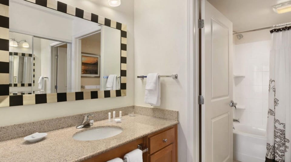 Combined shower/tub, hair dryer, towels