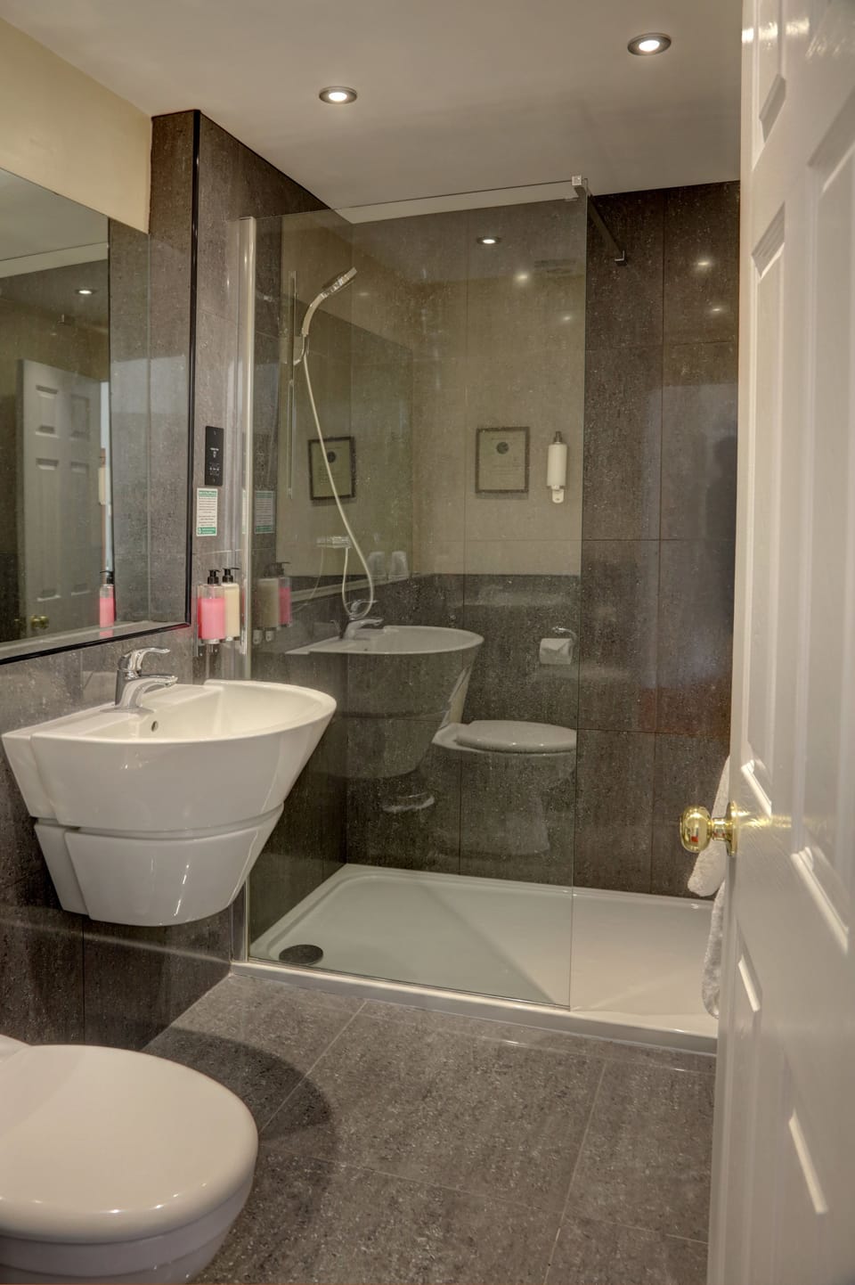 Standard Room, 1 Double Bed, Non Smoking | Bathroom | Shower, free toiletries, hair dryer, towels