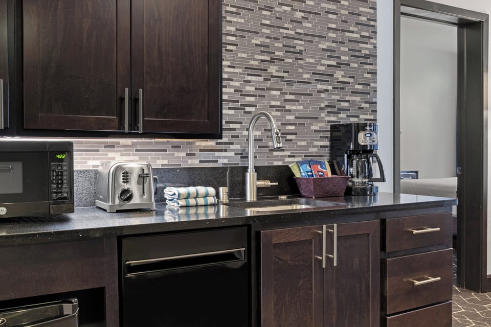 Standard Room, 2 Bedrooms | Private kitchenette | Fridge, microwave, dishwasher, coffee/tea maker