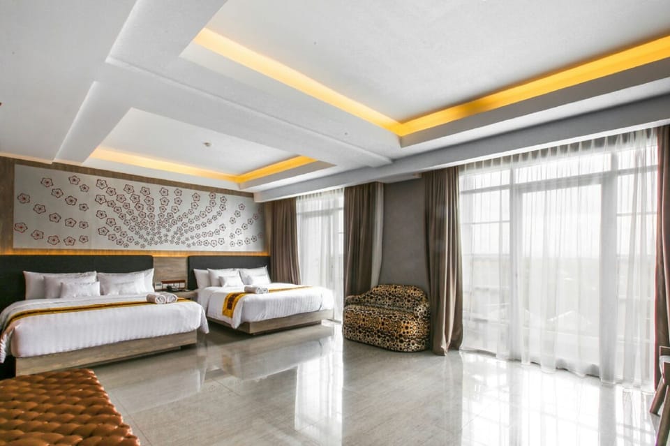 Family Suite | Minibar, in-room safe, desk, blackout drapes