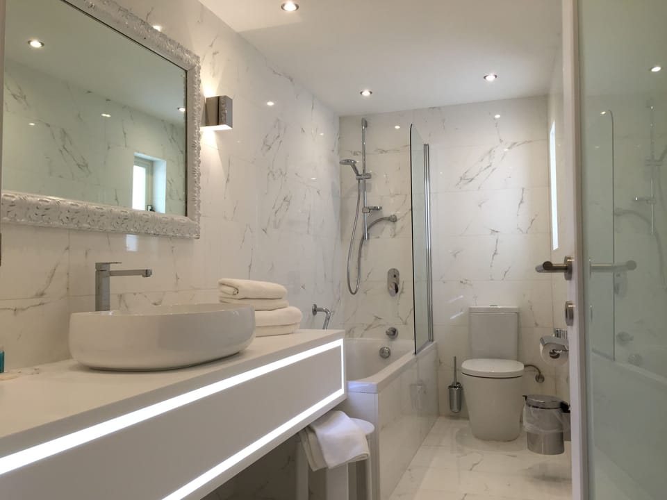 Deluxe Room, Sea View | Minibar, in-room safe, individually decorated, individually furnished