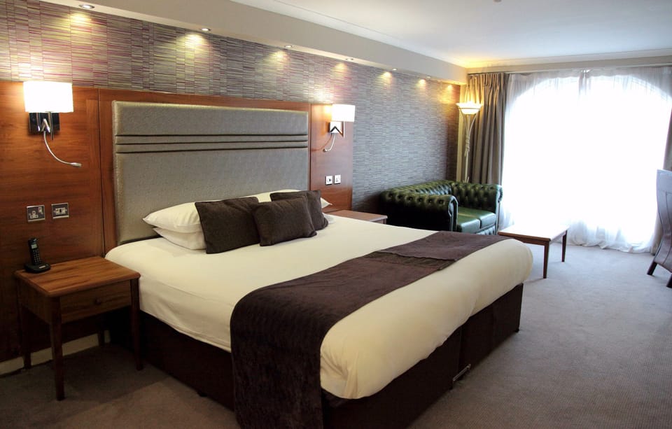 Deluxe Double Room, Canal View | Desk, iron/ironing board, free WiFi, bed sheets