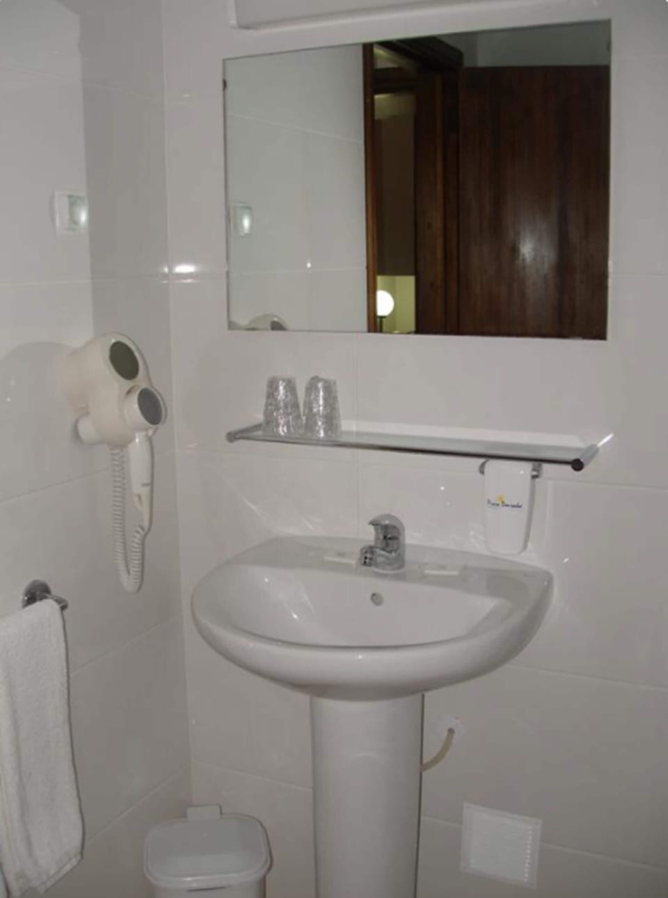 Combined shower/tub, free toiletries, hair dryer, bidet