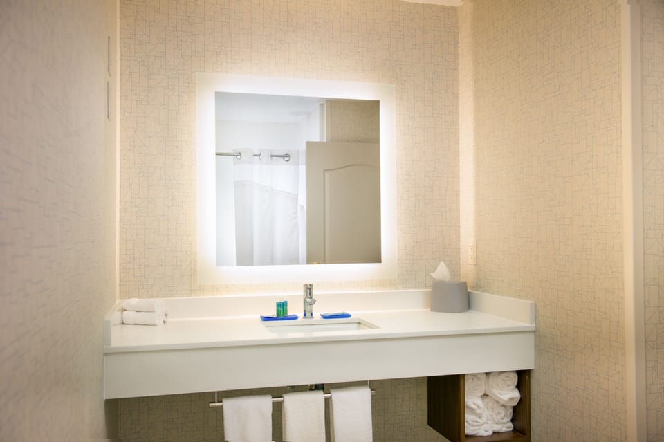 Separate tub and shower, free toiletries, hair dryer, towels