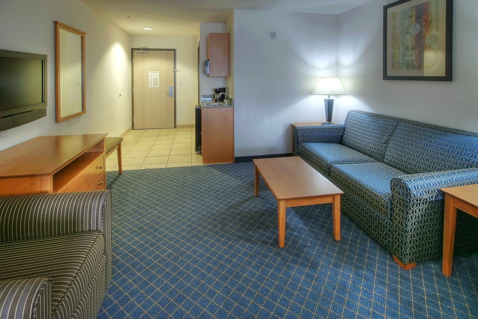 Standard Room | In-room safe, desk, iron/ironing board, cribs (free)