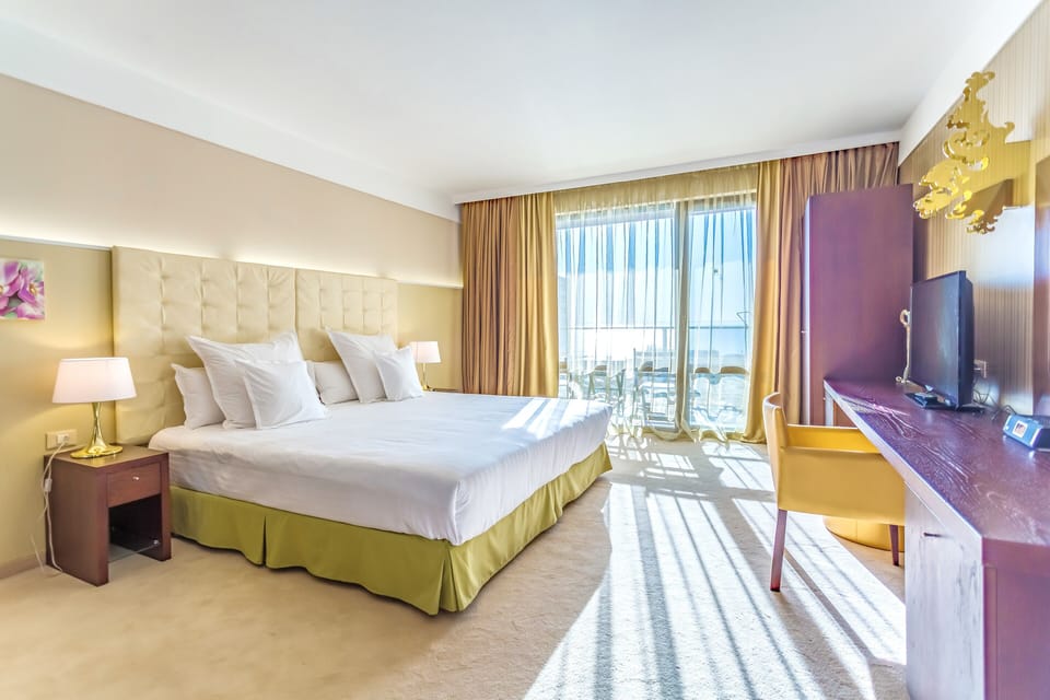 1 bedroom, in-room safe, blackout drapes