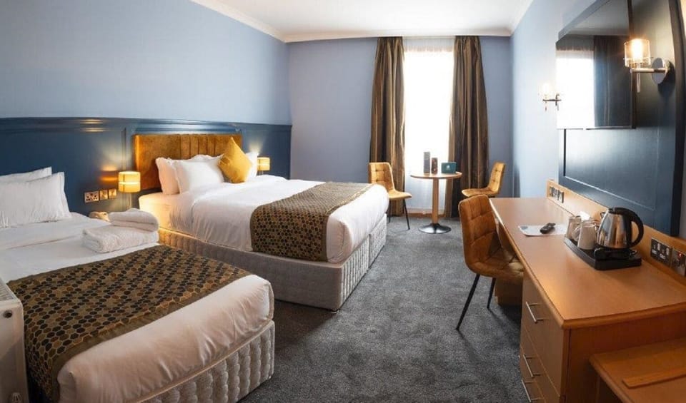 Club Room | In-room safe, desk, blackout drapes, iron/ironing board