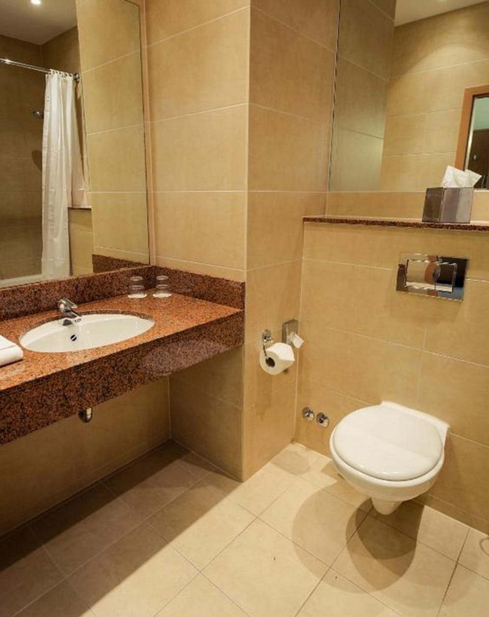 Combined shower/tub, free toiletries, hair dryer, towels