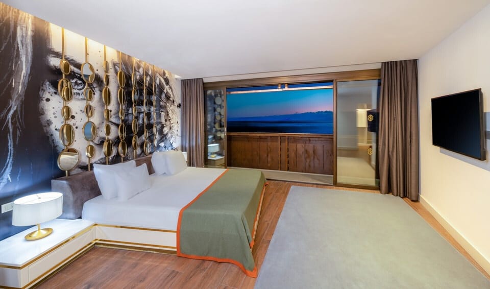 King Suite | Minibar, in-room safe, desk, free WiFi