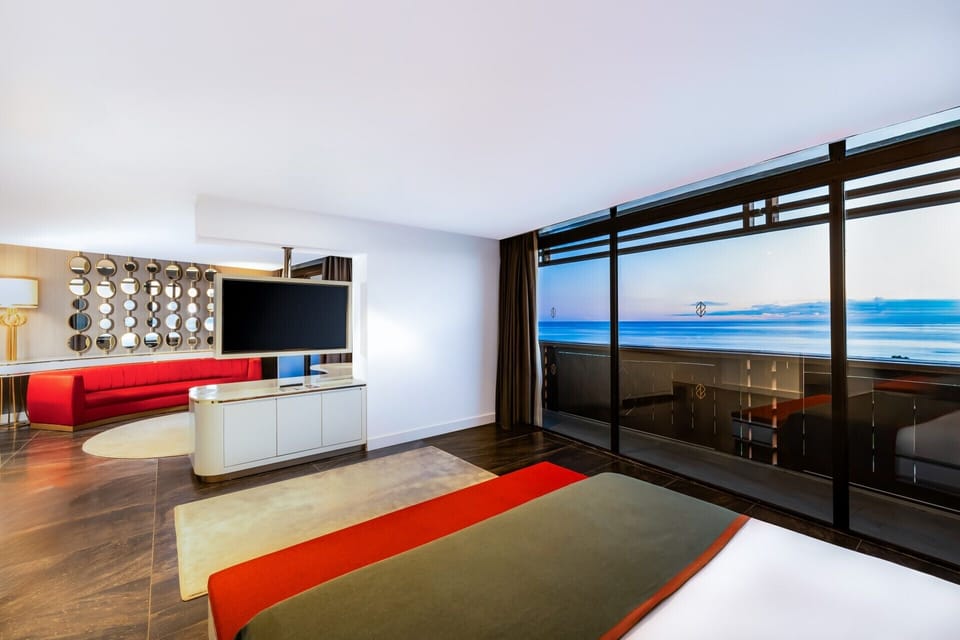 Deluxe Suite | Minibar, in-room safe, desk, free WiFi