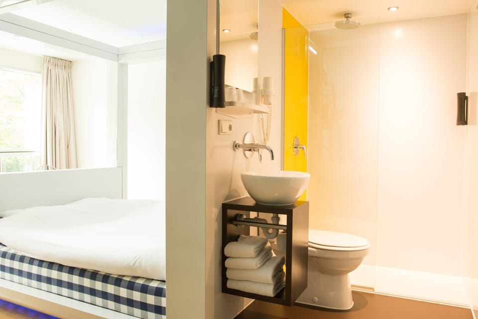 Shower, rainfall showerhead, free toiletries, towels