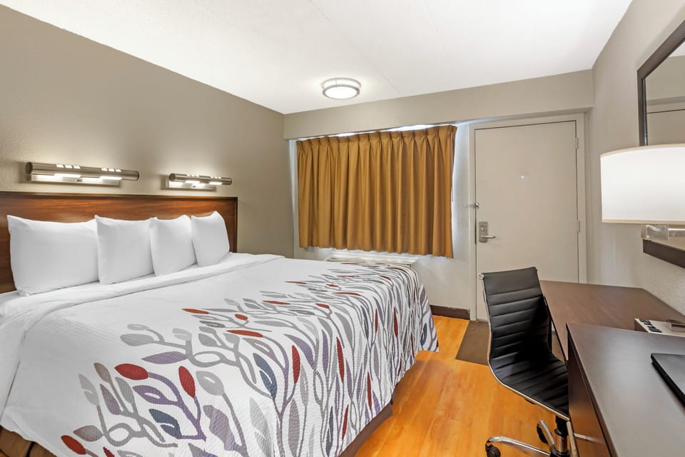 Standard Room, 1 King Bed, Non Smoking | In-room safe, desk, blackout drapes, free cribs/infant beds